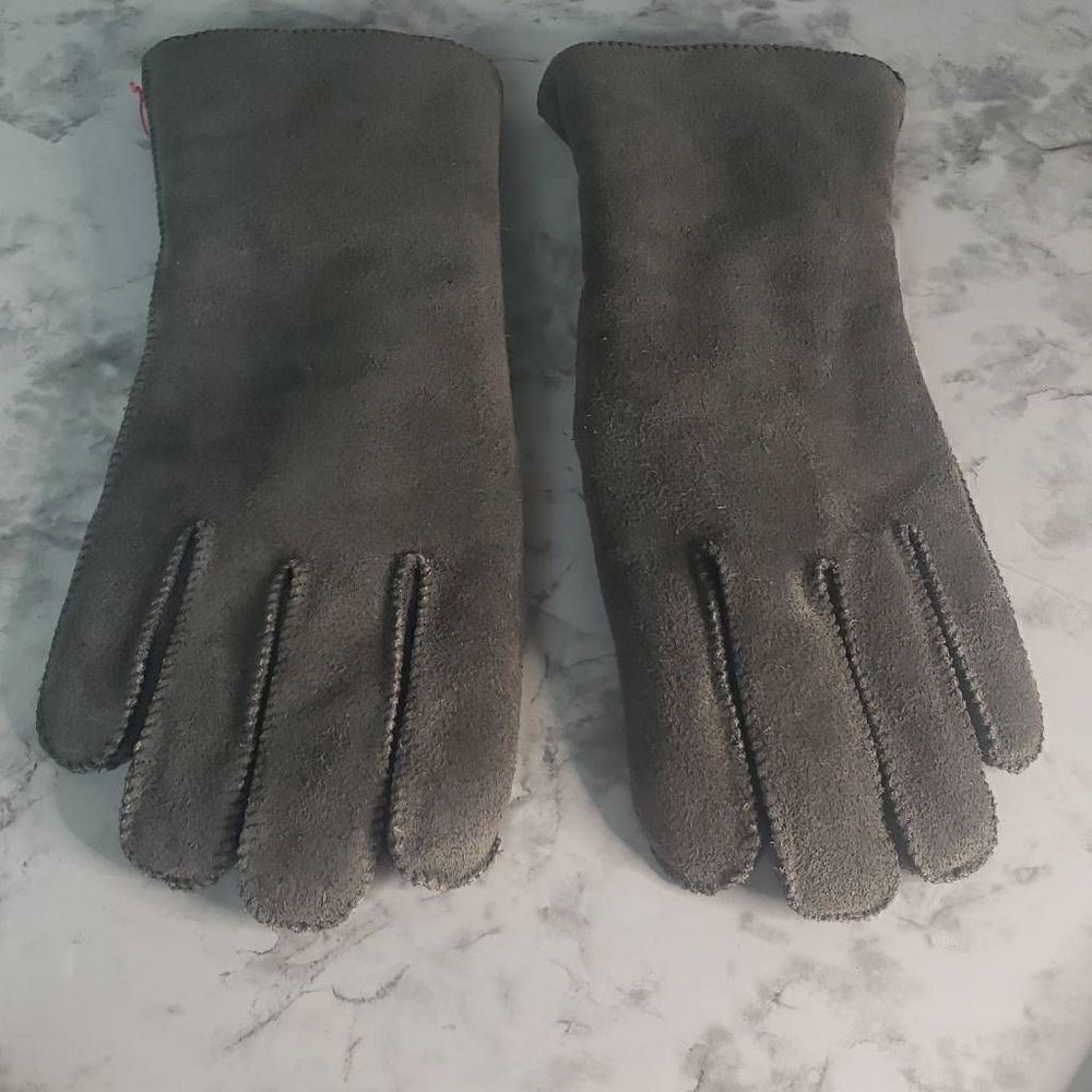 Gray Gloves‎